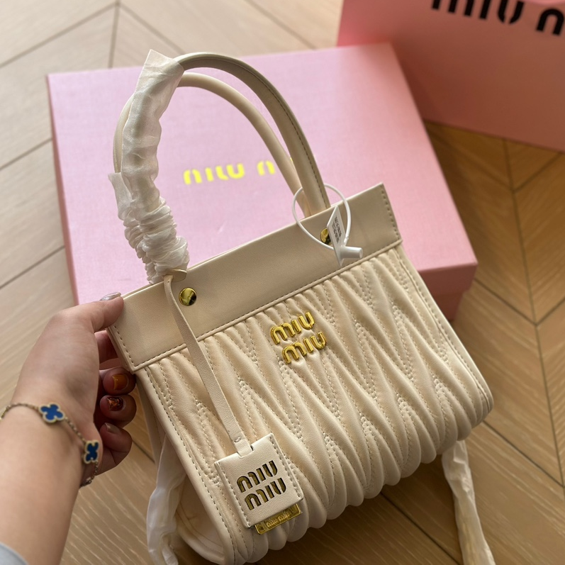 Bolso de mano Miu Miu. N°175