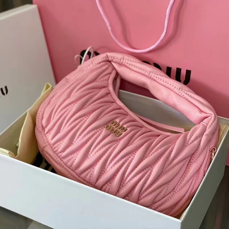 Bolso de mano de Miu Miu. N°179