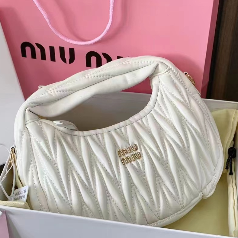 Bolso de mano de Miu Miu. N°180