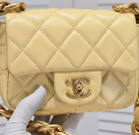 Bolso CF de Chanel. N°250